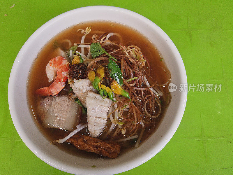 Bún mắm是一种发酵的粘稠越南粉丝汤，有时也被称为“越南秋葵汤”。